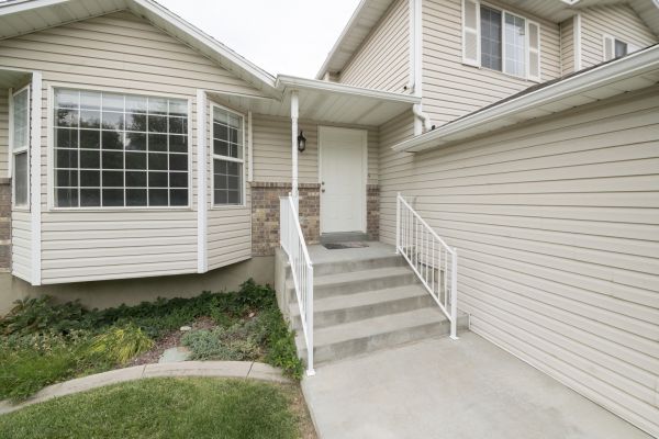 Cost of White Vinyl Siding Replacement in Barrington